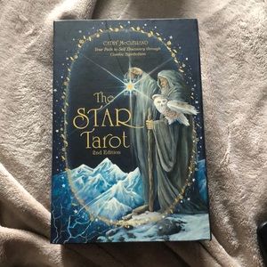 Like new star tarot deck 2nd edition (78 cards w/detailed guidebook)